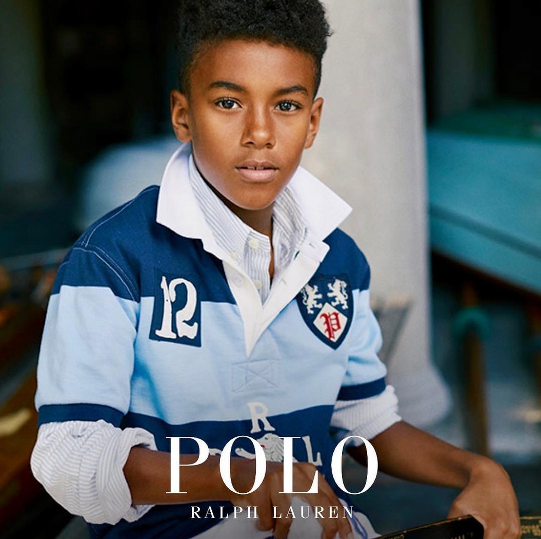 Criança vestindo polo azul e branco com elegância mediterrânea